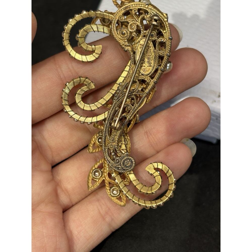 Vintage Miriam Haskell Signed Gold Tone Pearl Filigree Feather Scroll Brooch Pin - Picture 4 of 9